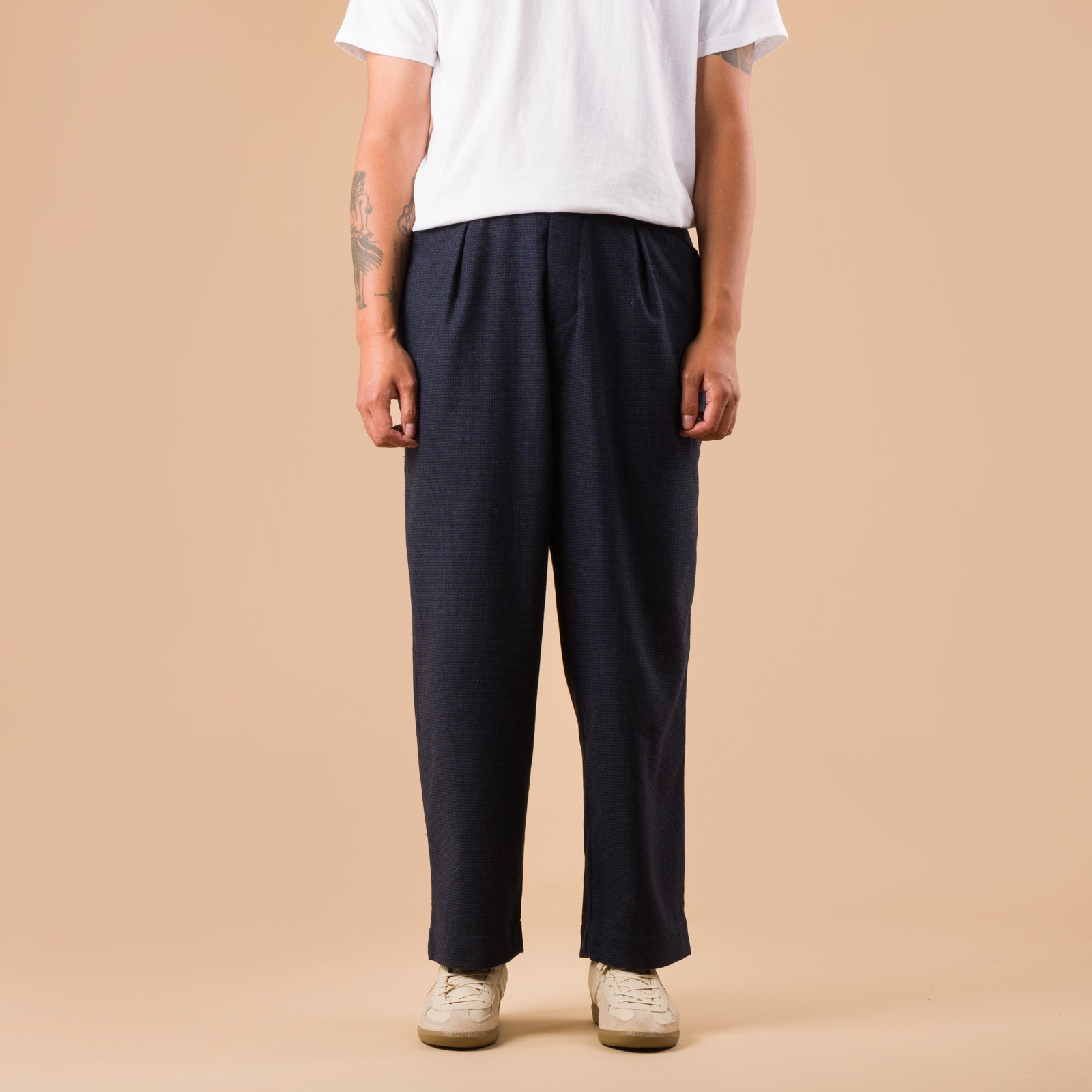 images flaneurs pantalon en laine UNIVERSAL WORKS Brushed Bari Oxford Pant Navy de face