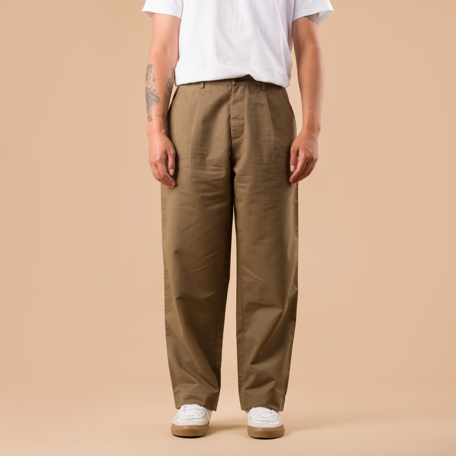 images flaneurs UNIVERSAL WORKS Brushed Polytech Duke Pant Khaki pantalon de face
