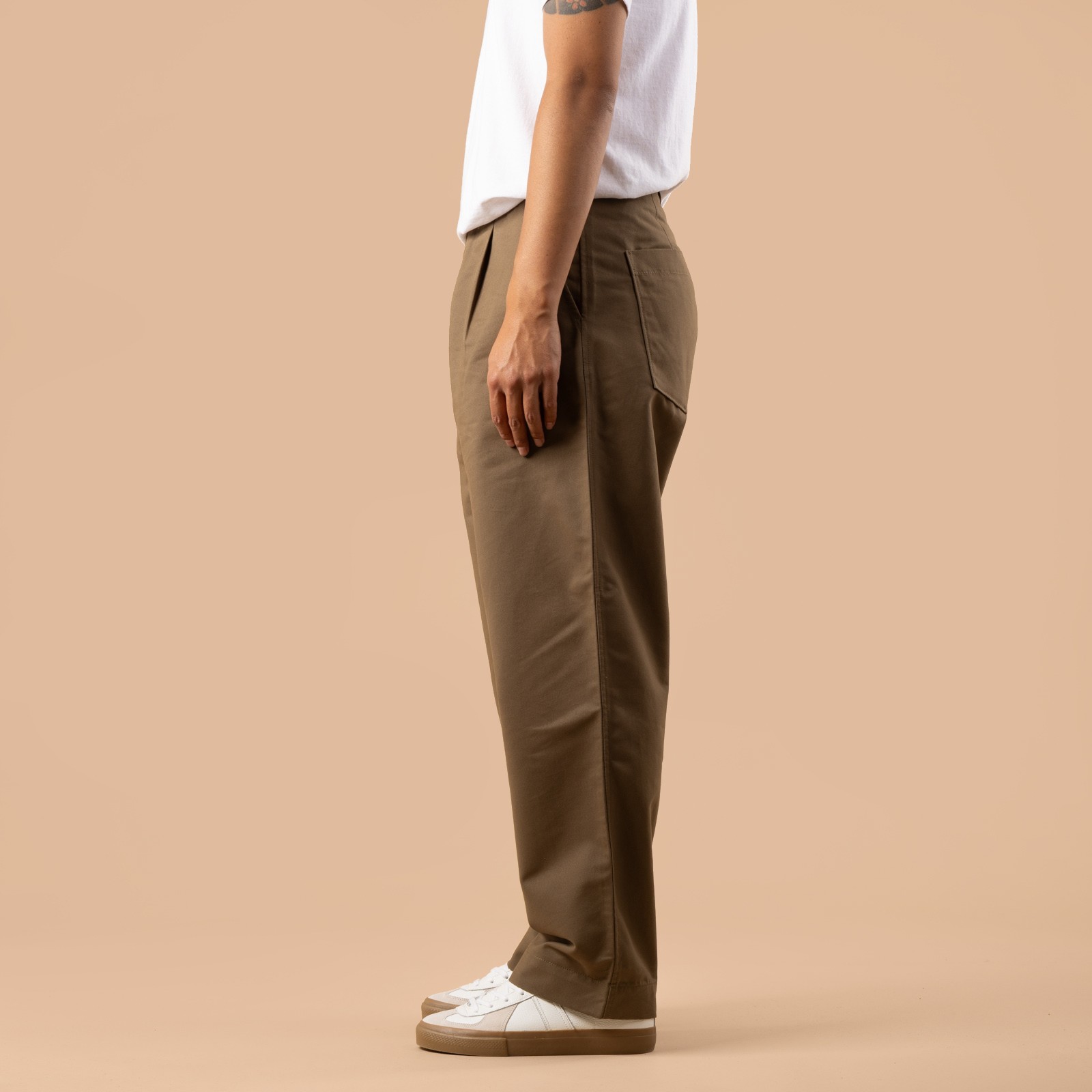 images flaneurs UNIVERSAL WORKS Brushed Polytech Duke Pant Khaki pantalon de profil