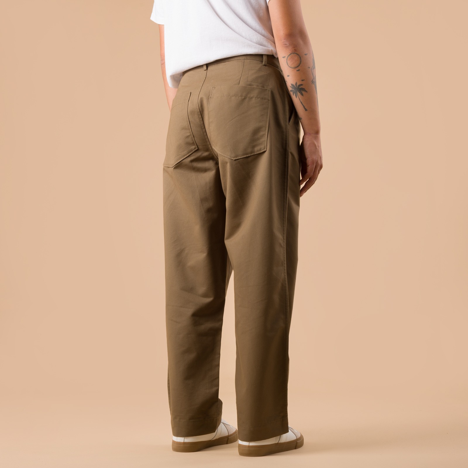 images flaneurs UNIVERSAL WORKS Brushed Polytech Duke Pant Khaki pantalon de dos