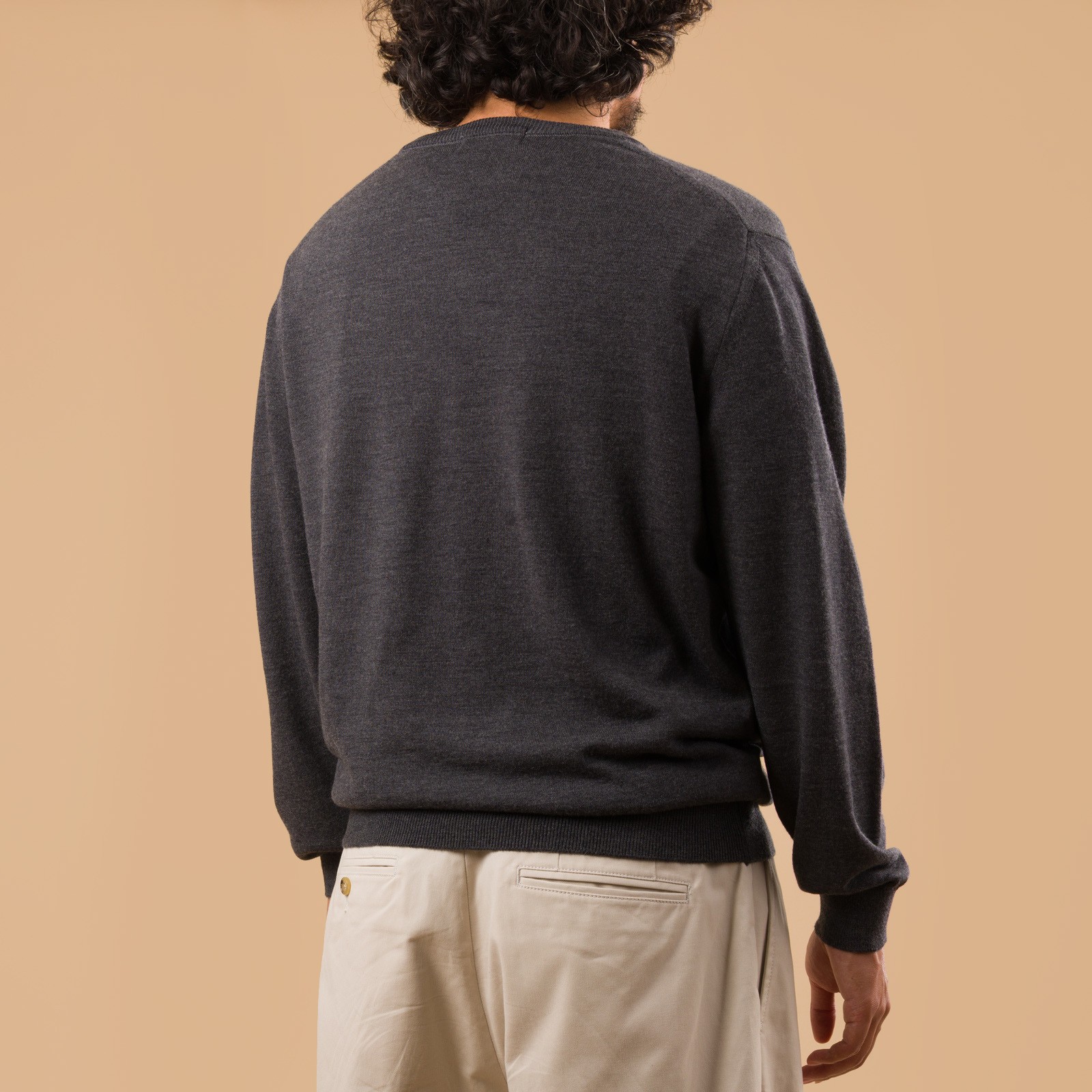 image flâneursMOONCASTLE 12G Wool Crew Neck dark grey de dos