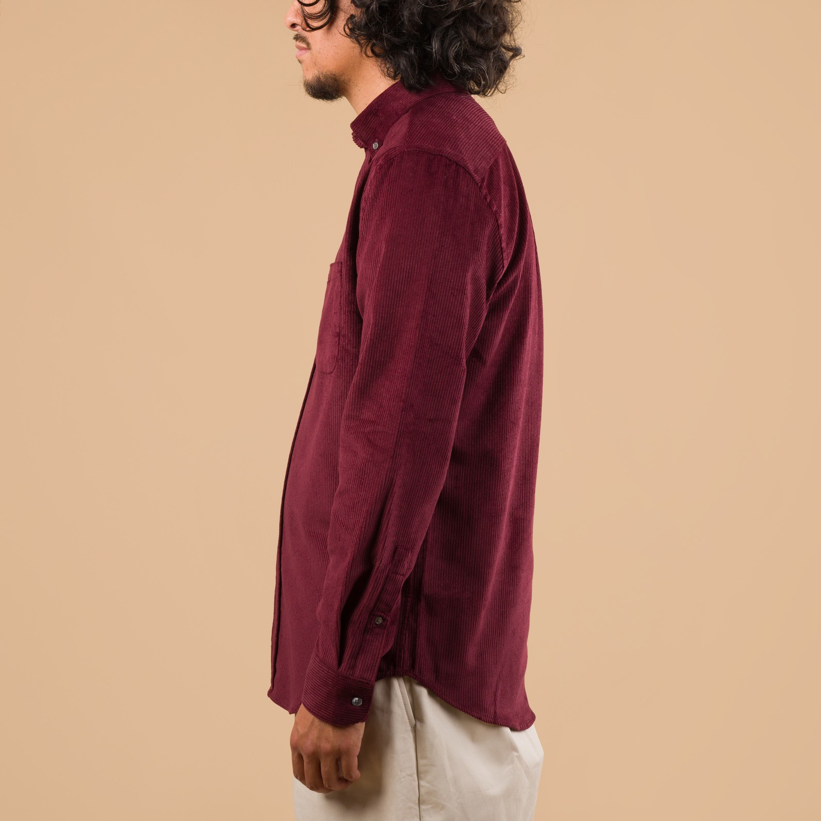 PORTUGUESE-FLANNEL-flâneurs-chemise-velours-Lobo-bordeaux de profil