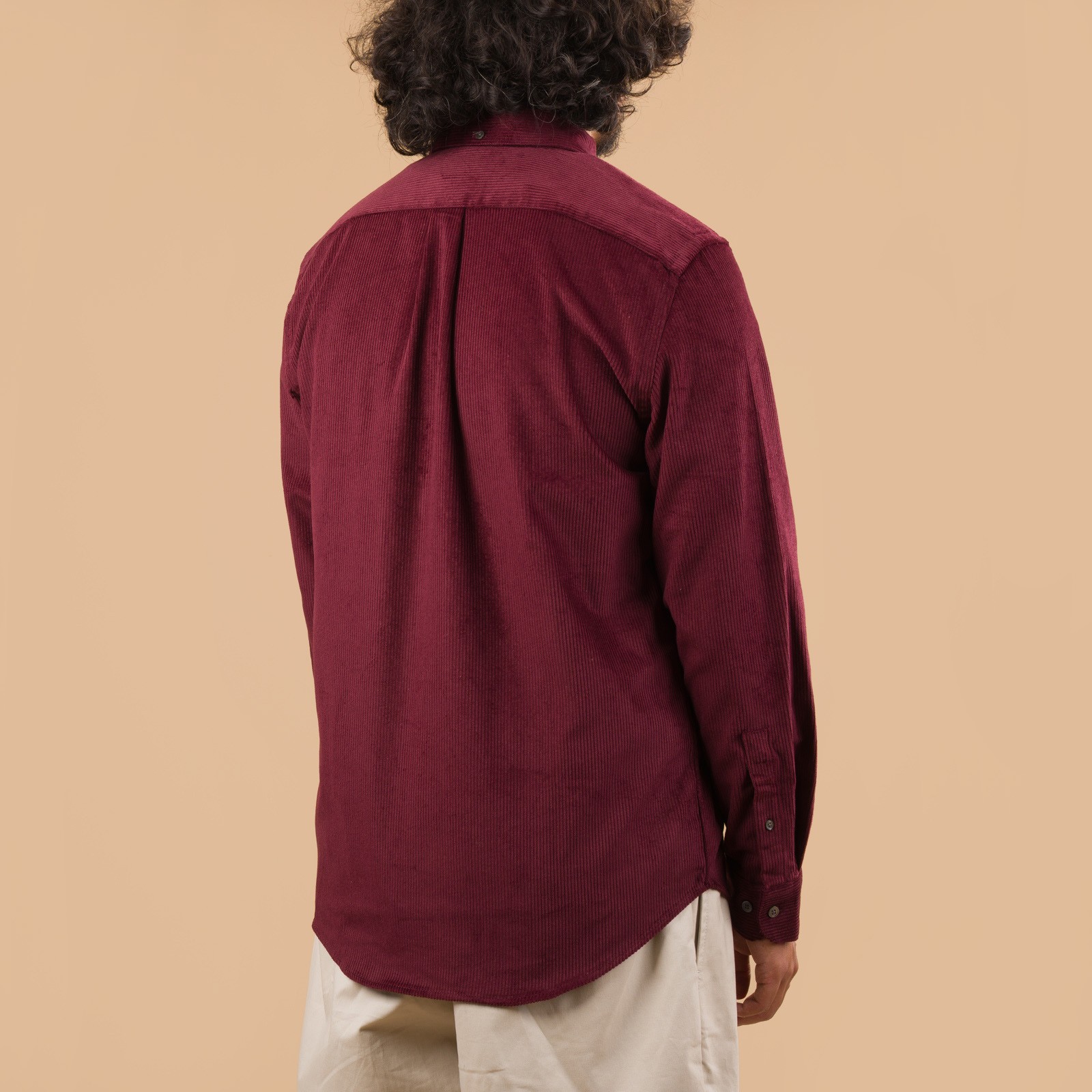 PORTUGUESE-FLANNEL-flâneurs-chemise-velours-Lobo-bordeaux de dos