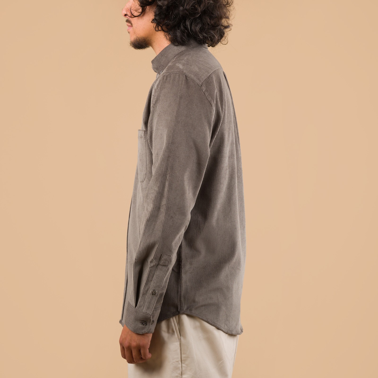 PORTUGUESE-FLANNEL-flâneurs-chemise-velours-Lobo-Grey-de profil