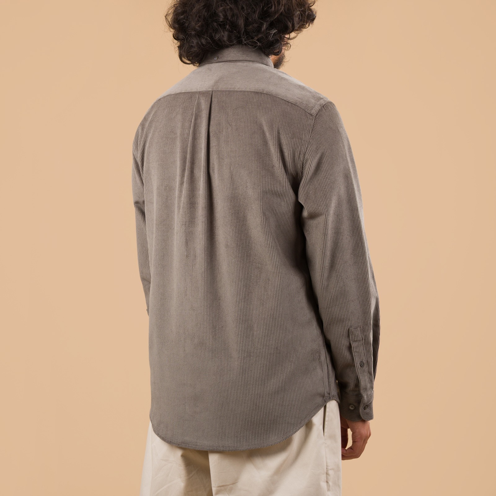 PORTUGUESE-FLANNEL-flâneurs-chemise-velours-Lobo-Grey-de dos