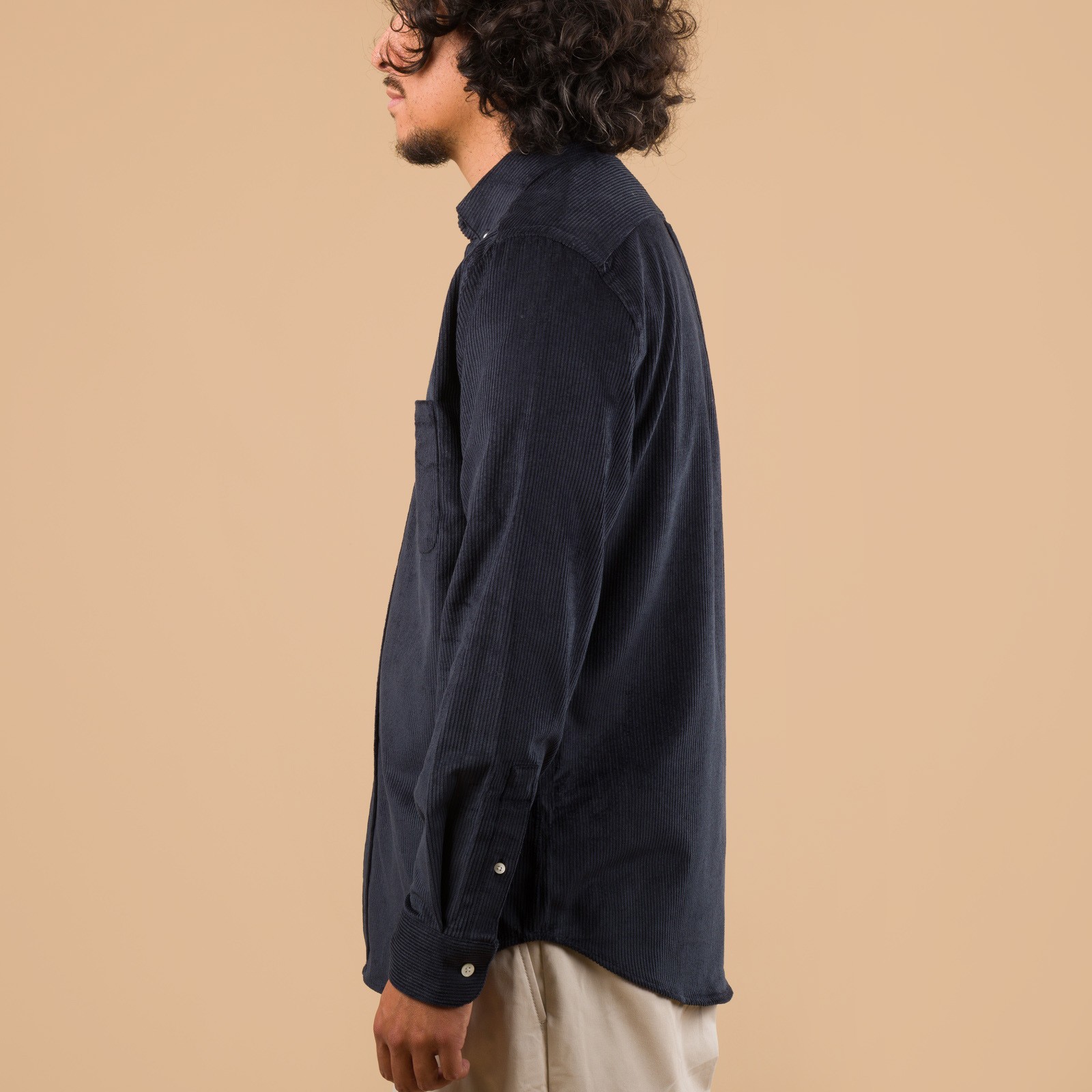 PORTUGUESE FLANNEL flâneurs chemise velours Lobo navy de profil
