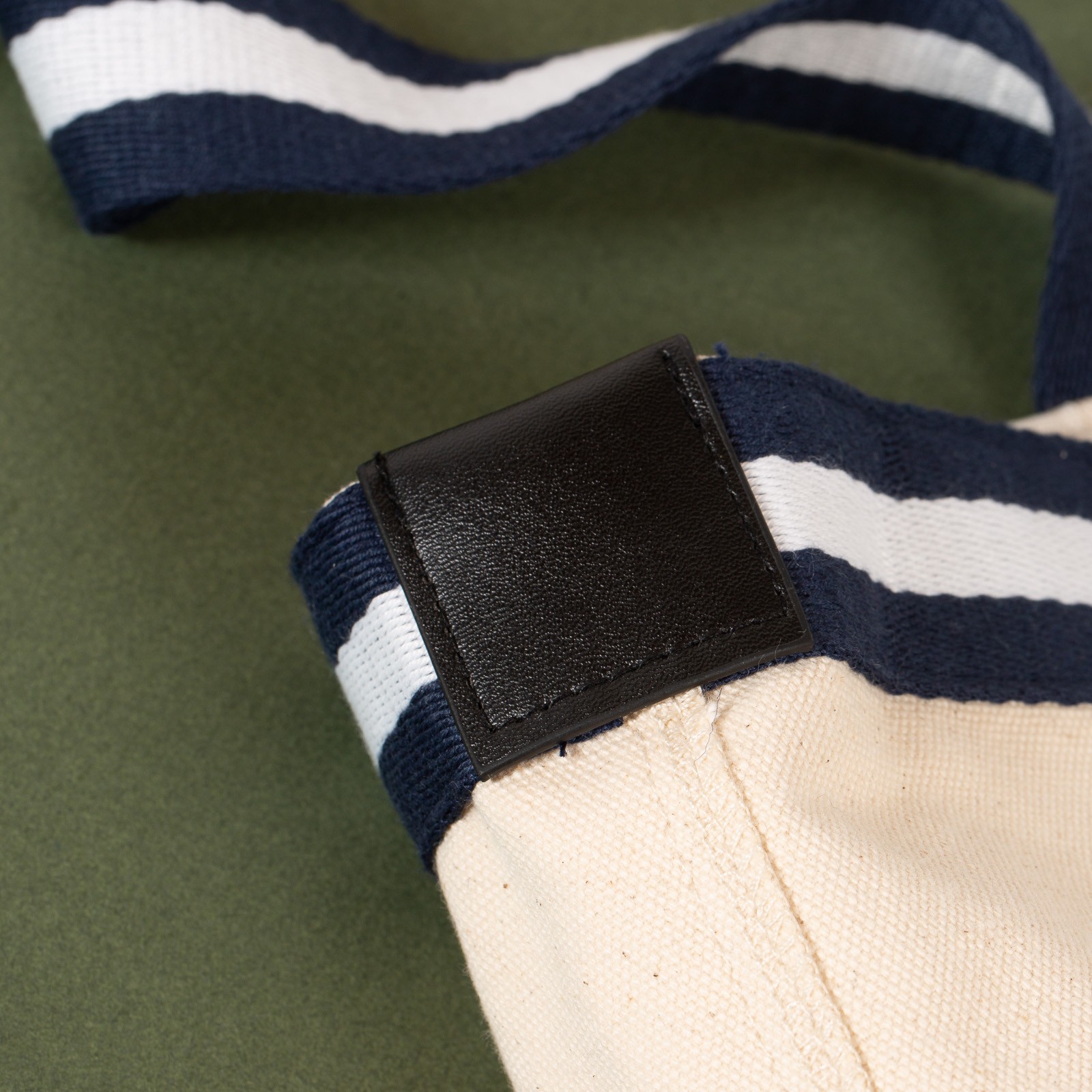 Image-Flâneurs_J. PRESS / Cotton Canvas Aaron Chang Tote White_Détail-3