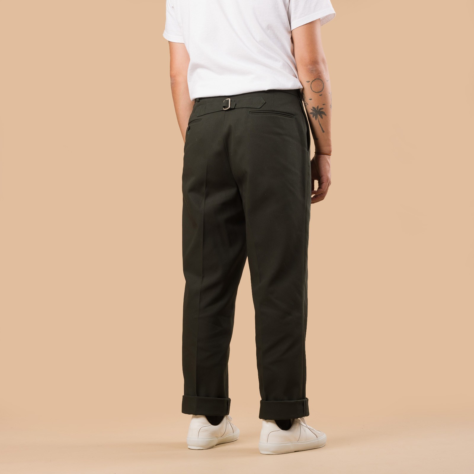 Image-Flâneurs_J. PRESS / New Piped Stem Big Back Belt Drill Green_de-dos