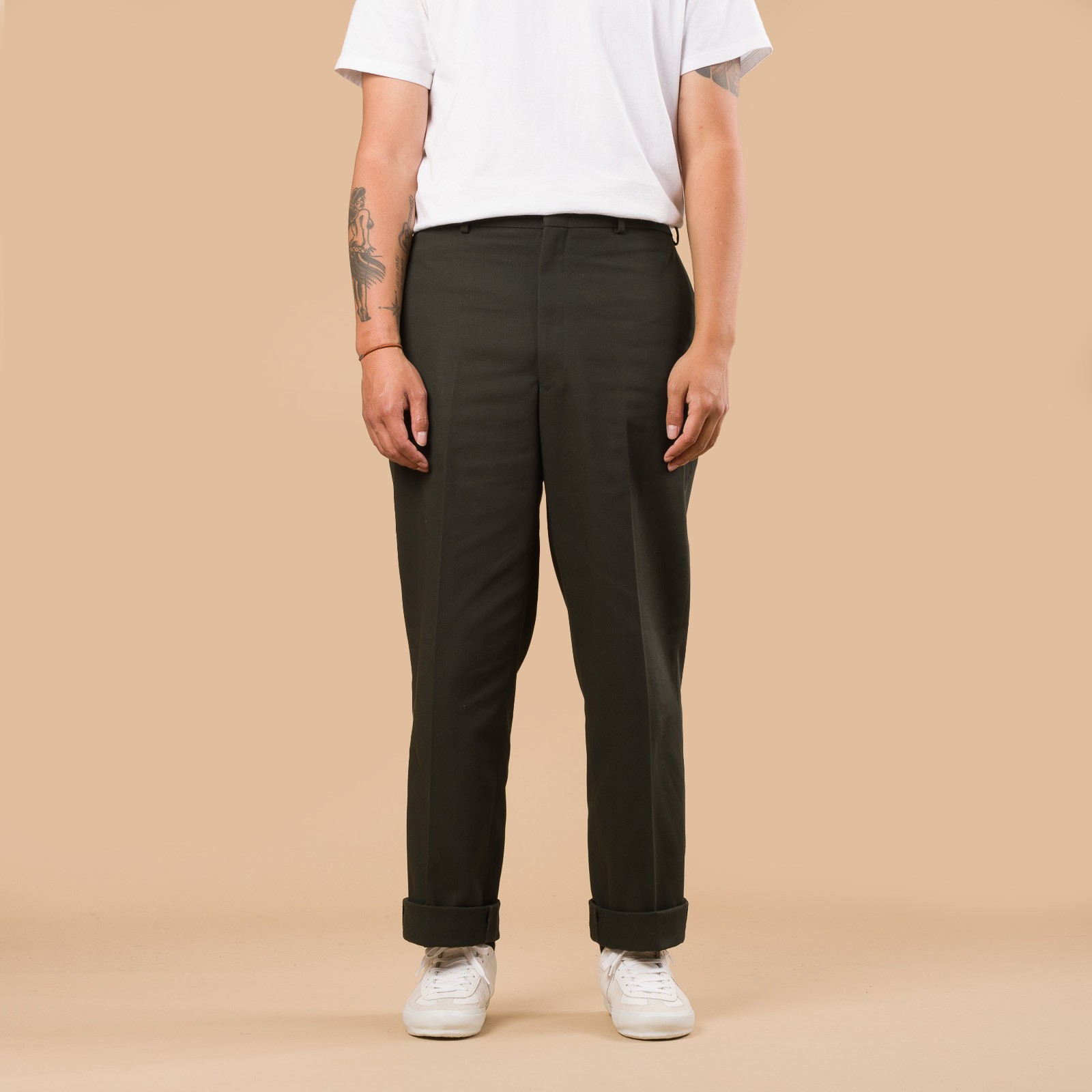 Image-Flâneurs_J. PRESS / New Piped Stem Big Back Belt Drill Green_de-face