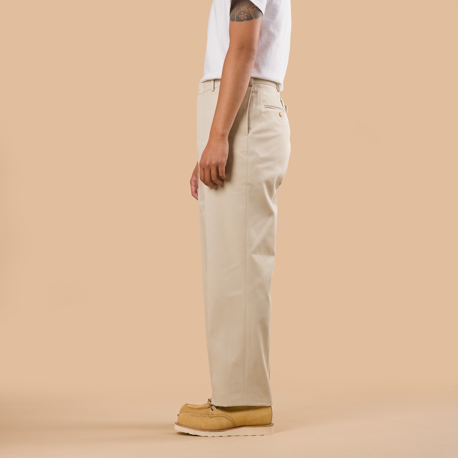 Image-Flâneurs_J. PRESS / New Piped Stem Big Back Belt Drill Beige_de-profil