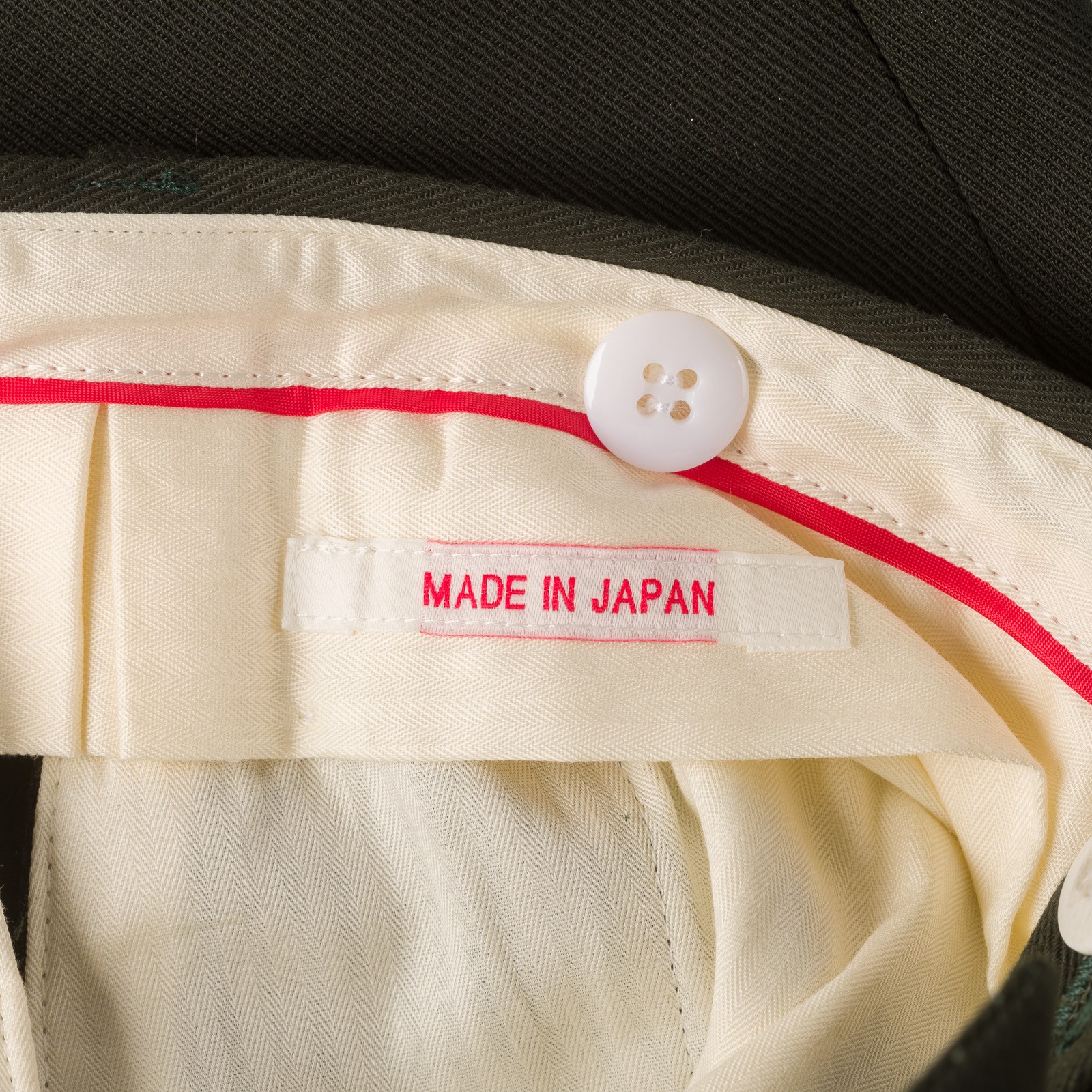 Image-Flâneurs_J. PRESS / New Piped Stem Big Back Belt Drill Green_detail-1