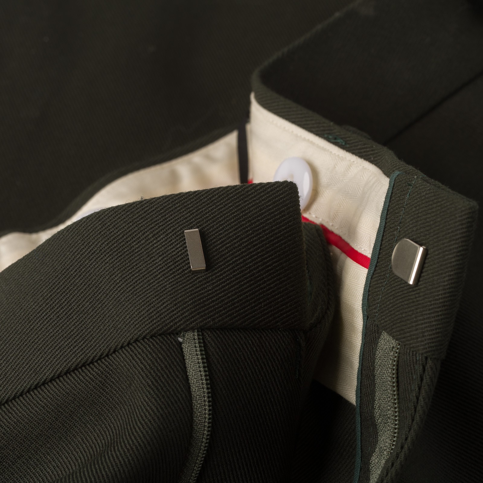 Image-Flâneurs_J. PRESS / New Piped Stem Big Back Belt Drill Green_detail-2