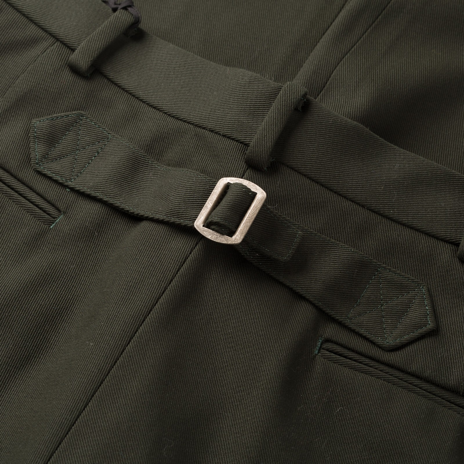 Image-Flâneurs_J. PRESS / New Piped Stem Big Back Belt Drill Green_detail-4