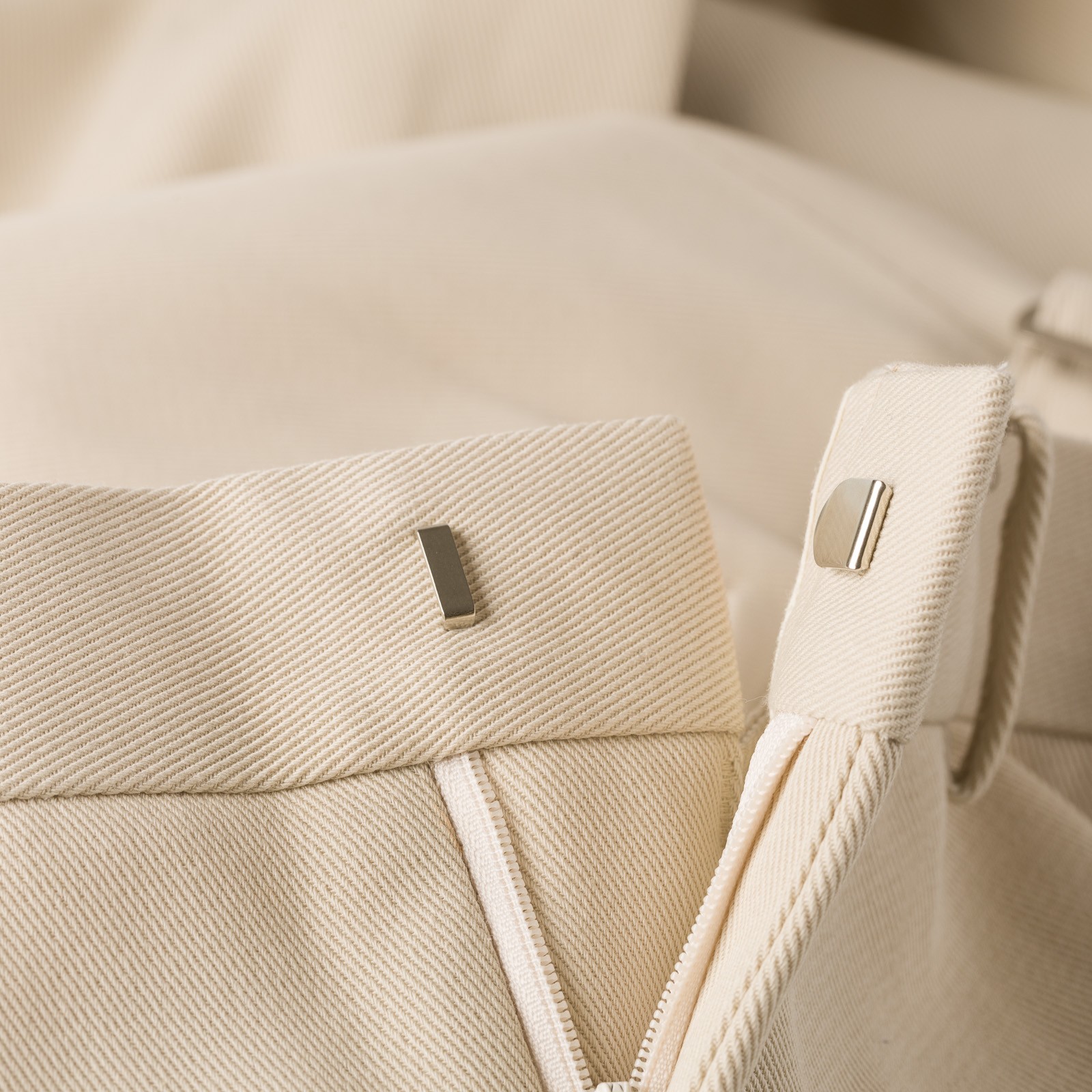 Image-Flâneurs_J. PRESS / New Piped Stem Big Back Belt Drill Beige_detail-4