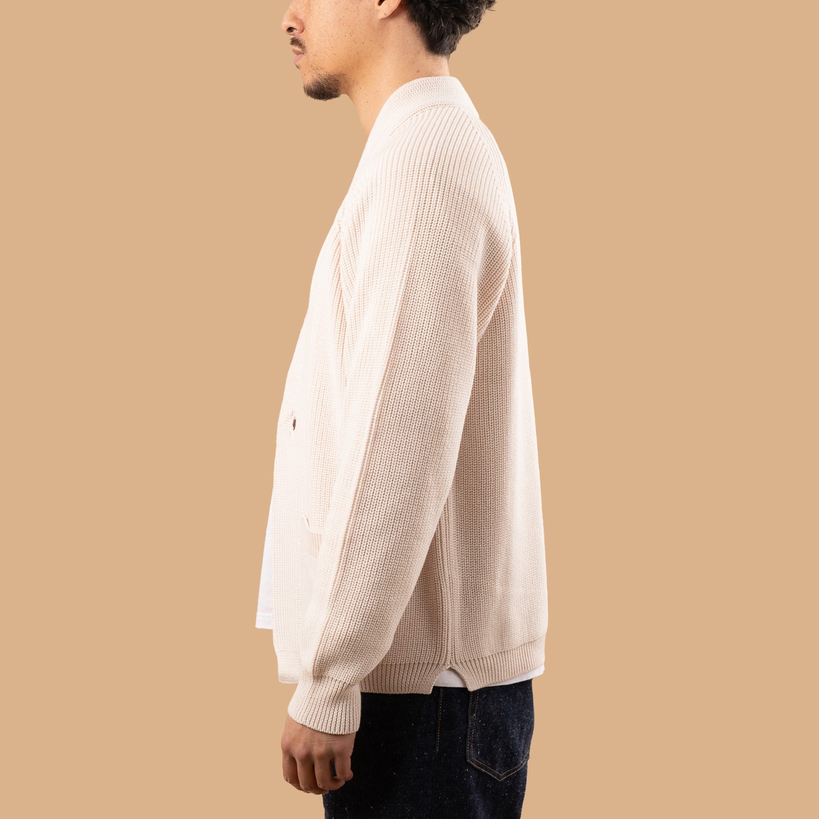 flâneurs-pull-gilet BATONER-Signature-1-Button-Cardigan-Ivory de côté