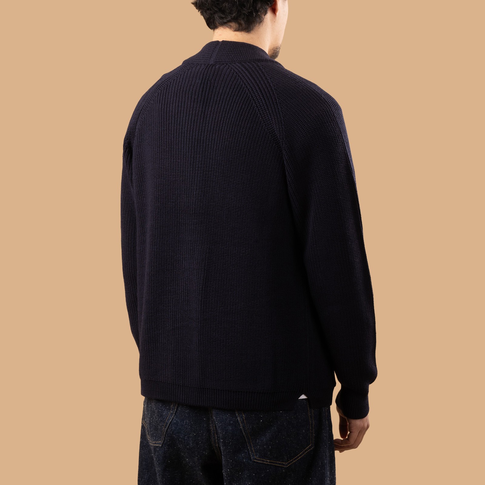 Vignettes-flâneurs-pull-BATONER-Signature-1-Button-Cardigan-Navy de dos