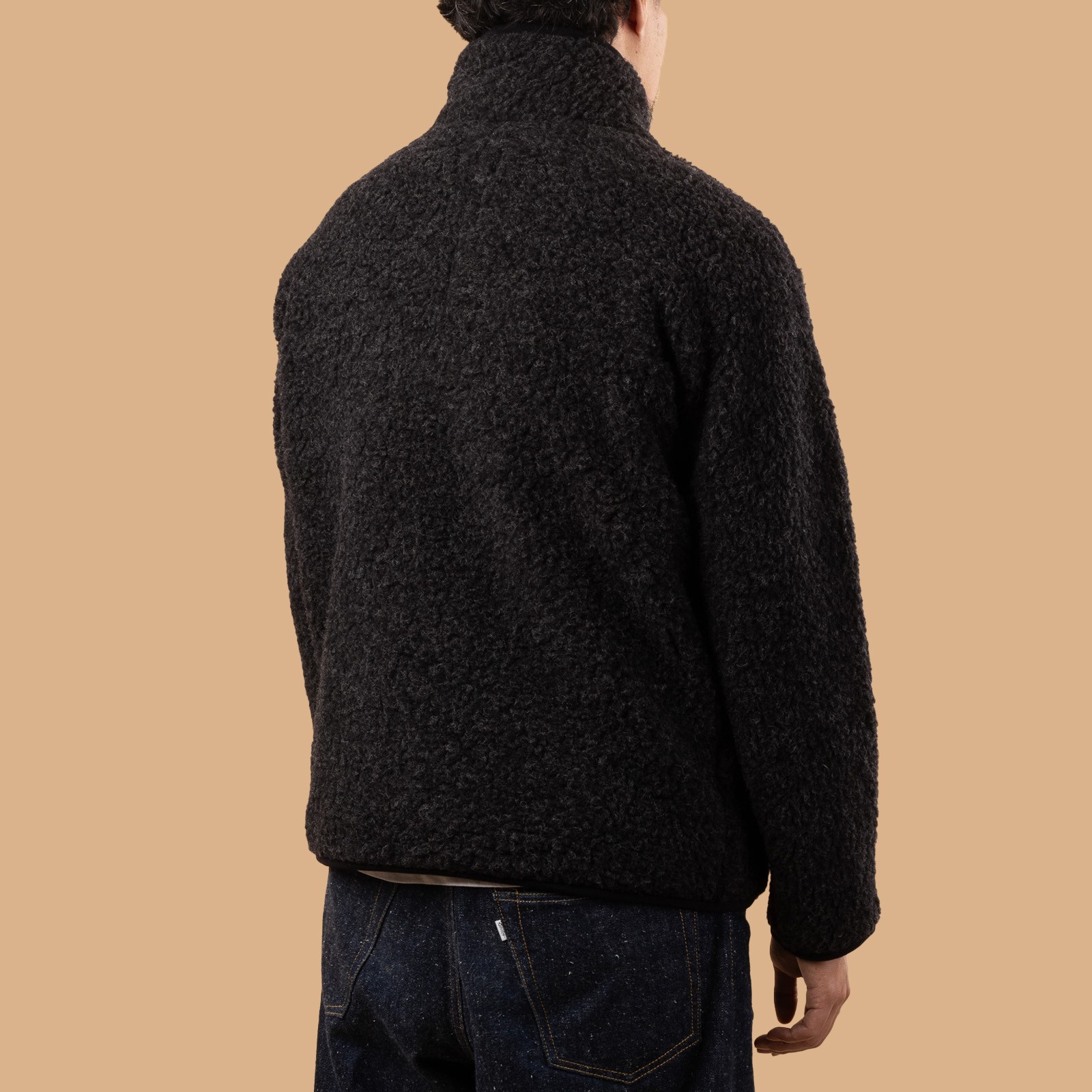 image-portée-de-dos-Colbreaker-x-Flâneurs-black-fleece-wool-pile-1