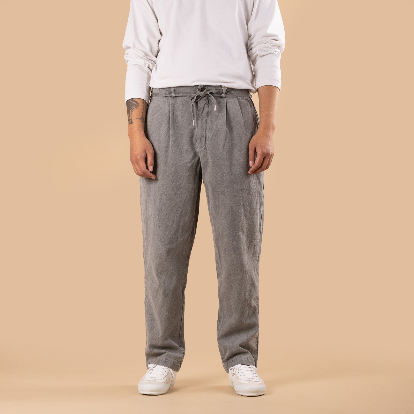 Image-Flâneurs_SEUVAS / 10oz Canvas Tapered 2Tuck Pants Sumi_de-face