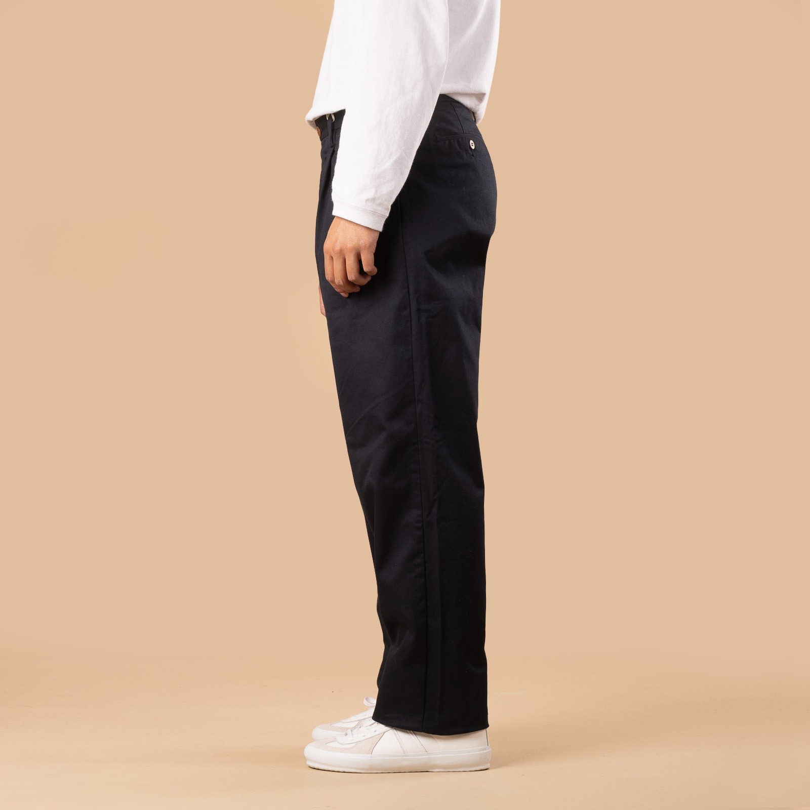 Image-Flâneurs SEUVAS / Chino 2Tuck Trousers Navy_de-profil