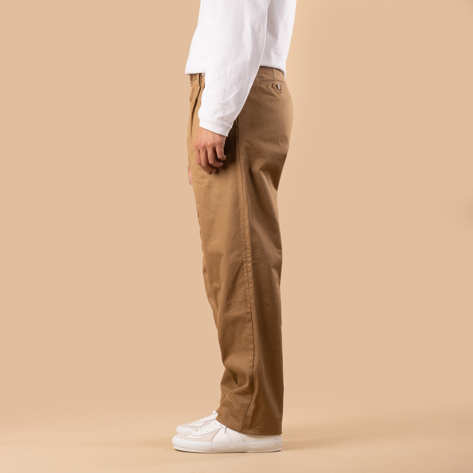 Image-Flâneurs SEUVAS / Chino 2Tuck Trousers Brown_de-profil