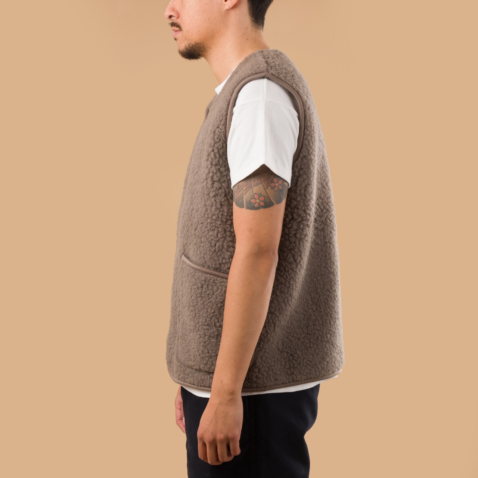 image flâneurs-COLDBREAKER-veste-en-laine-sans-manche-Pepitko-Vest-mouse de profil