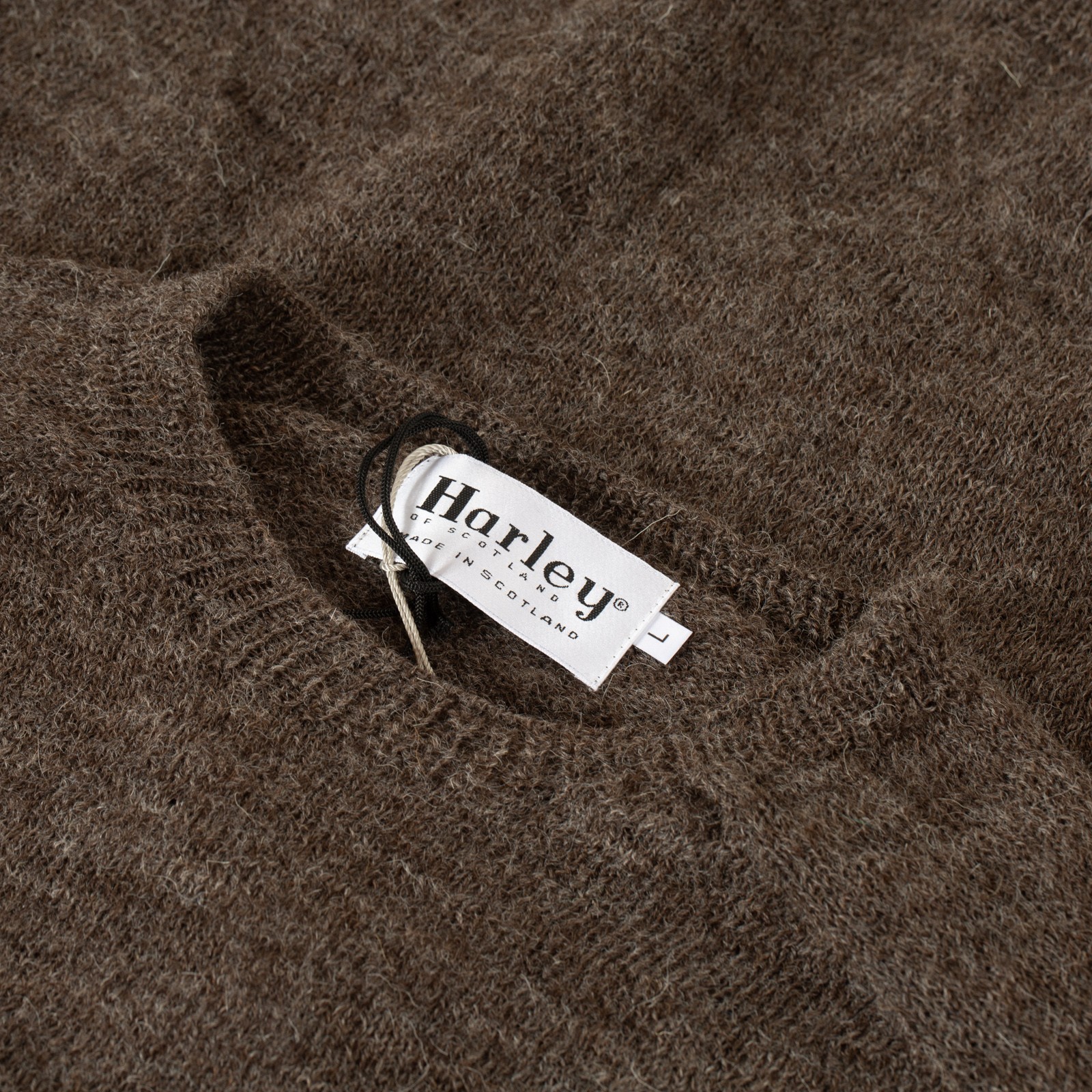 image flâneurs pull HARLEY OF SCOTLAND 1 Ply Voe True Shetland Crew Neck Grey  col