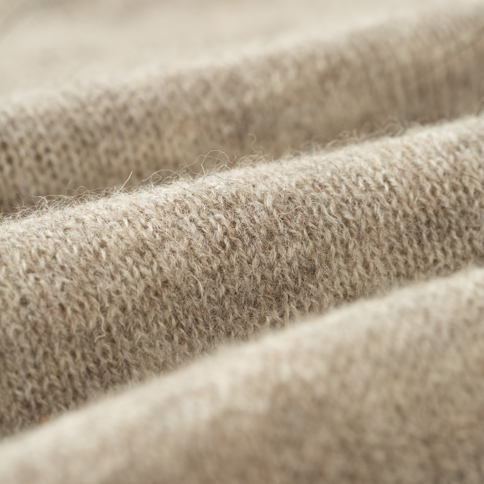 image flâneurs HARLEY OF SCOTLAND 1 Ply Voe True Shetland Crew Neck silver laine