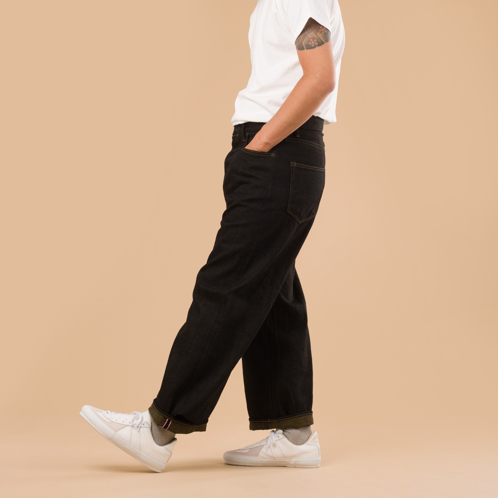 image flâneurs jeans black ONI DENIM 222-BKOL porté de profil