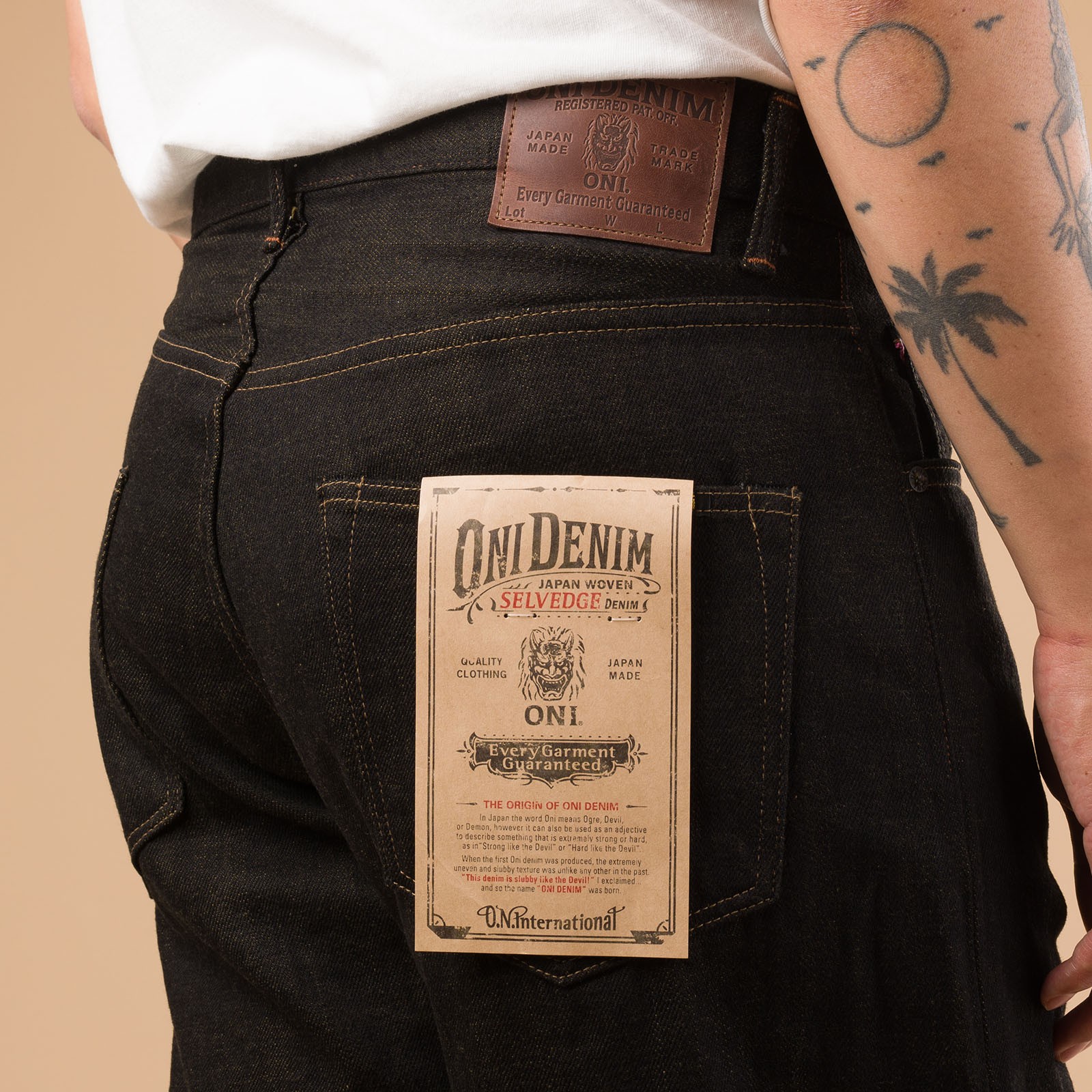 image flâneurs jeans black ONI DENIM 222-BKOL porté de dos detail