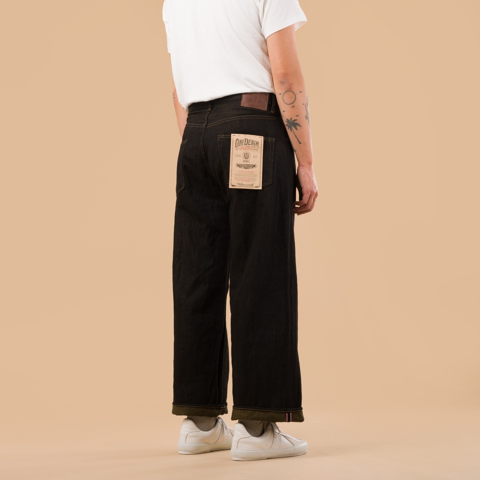 image flâneurs jeans black ONI DENIM 222-BKOL porté de dos