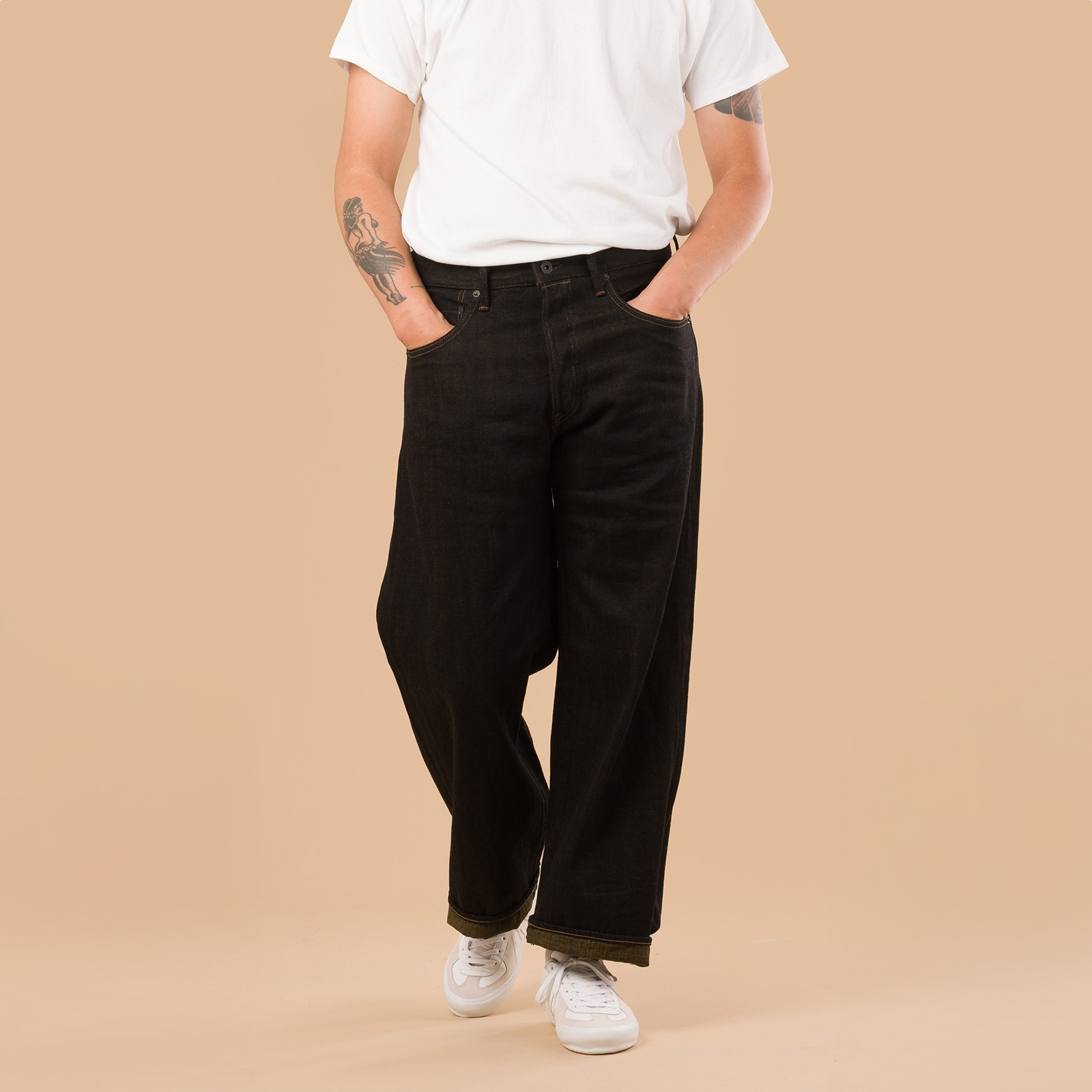 image flâneurs jeans black ONI DENIM 222-BKOL porté de face mouv