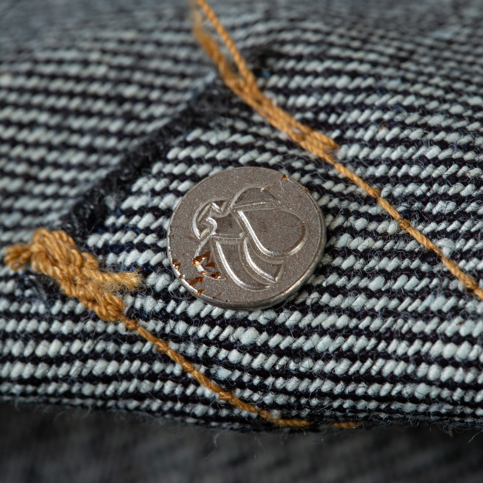 détail jeans MOMOTARO  14.7oz rivet inside