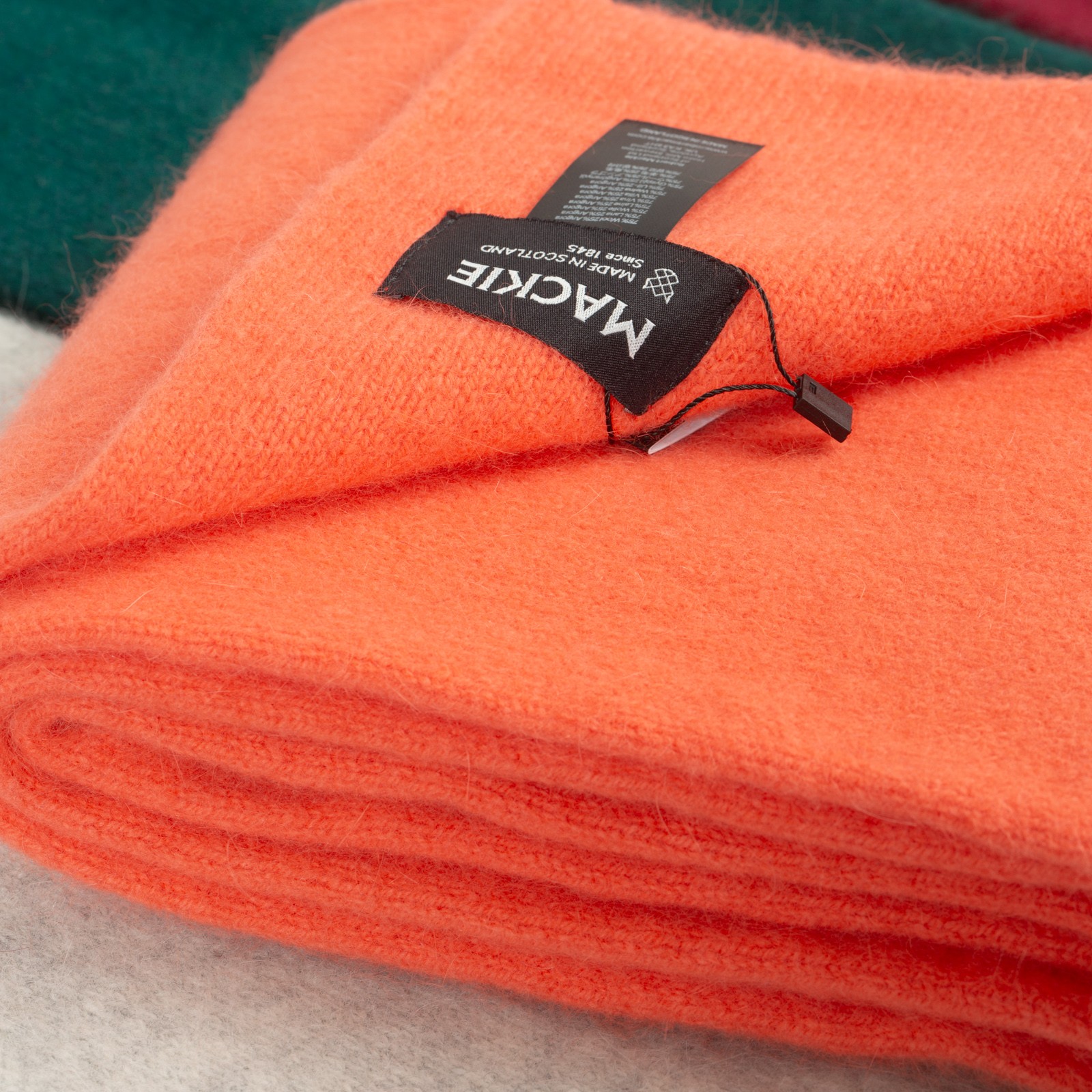 détail flaneurs écharpe geelongora laine angora douce Mackie couleur Salmon