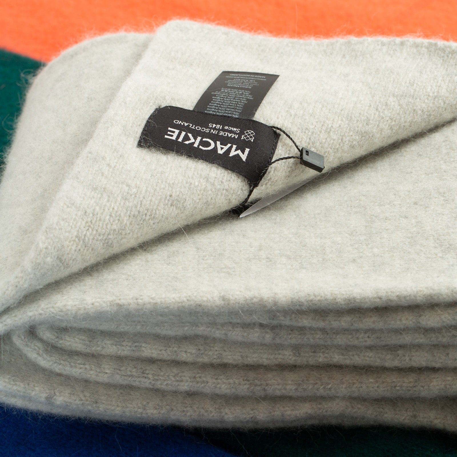 détail flaneurs écharpe geelongora laine angora douce Mackie couleur Silver