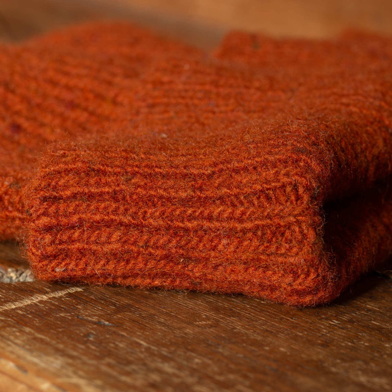 détail flâneurs bonnet court Mackie en laine Ardara couleur Rust