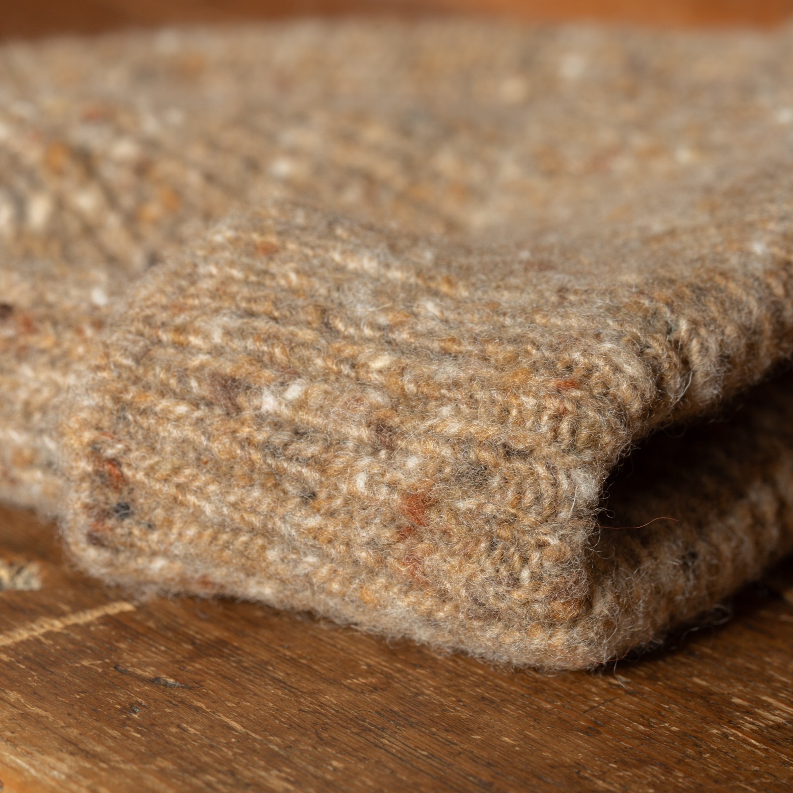 détail flâneurs bonnet court Mackie en laine Ardara couleur Boyne