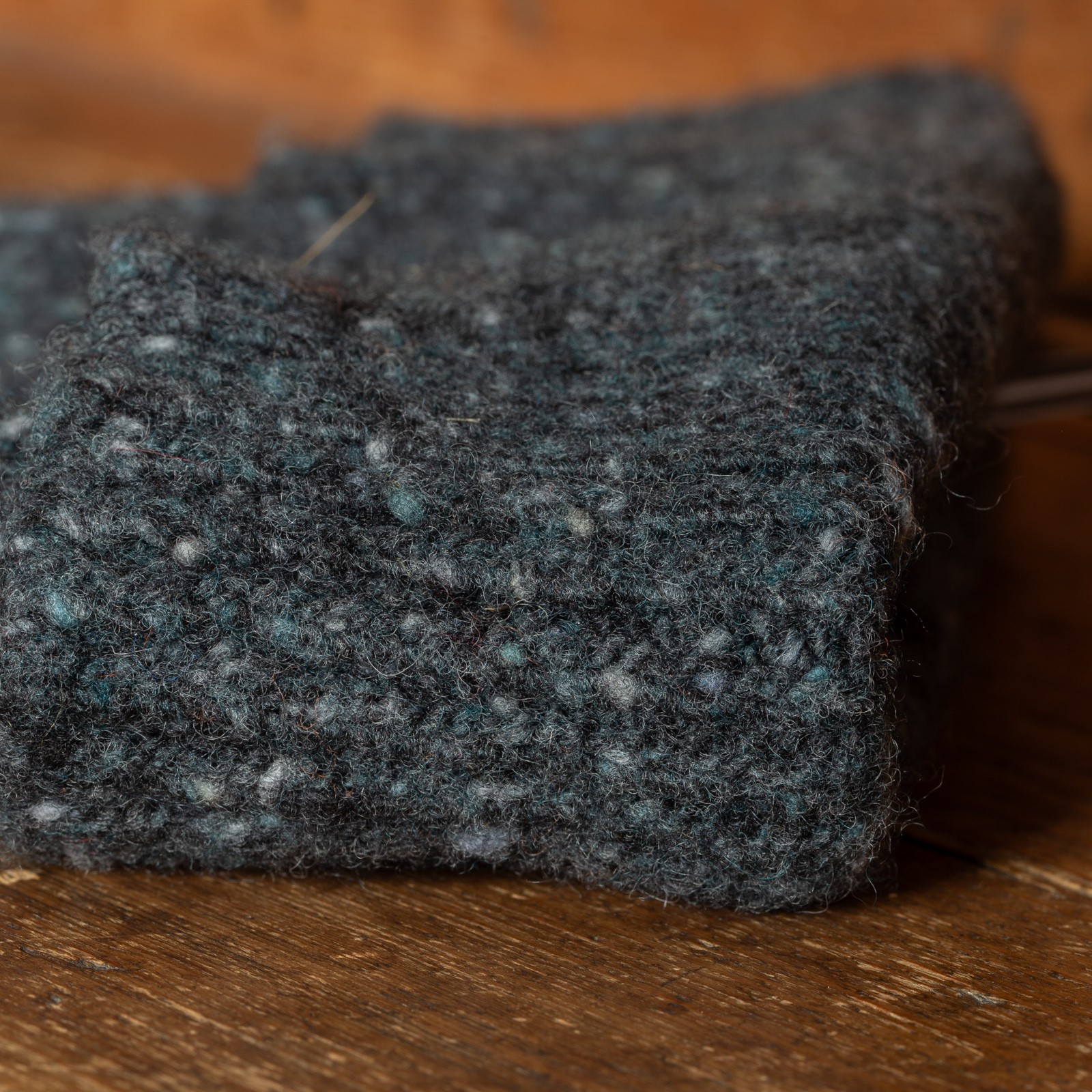 détail flâneurs bonnet court Mackie en laine Ardara couleur Blue Night