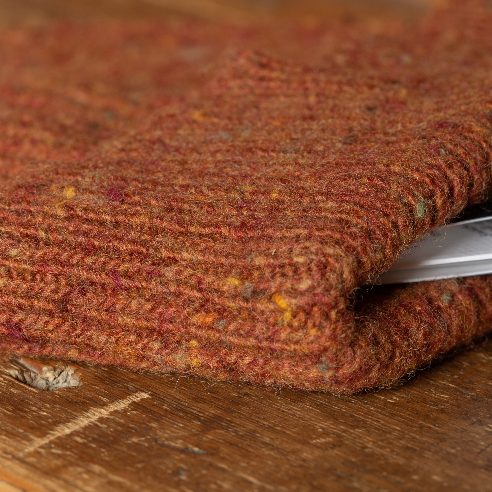 détail flâneurs bonnet court Mackie en laine Ardara couleur O'Farrel