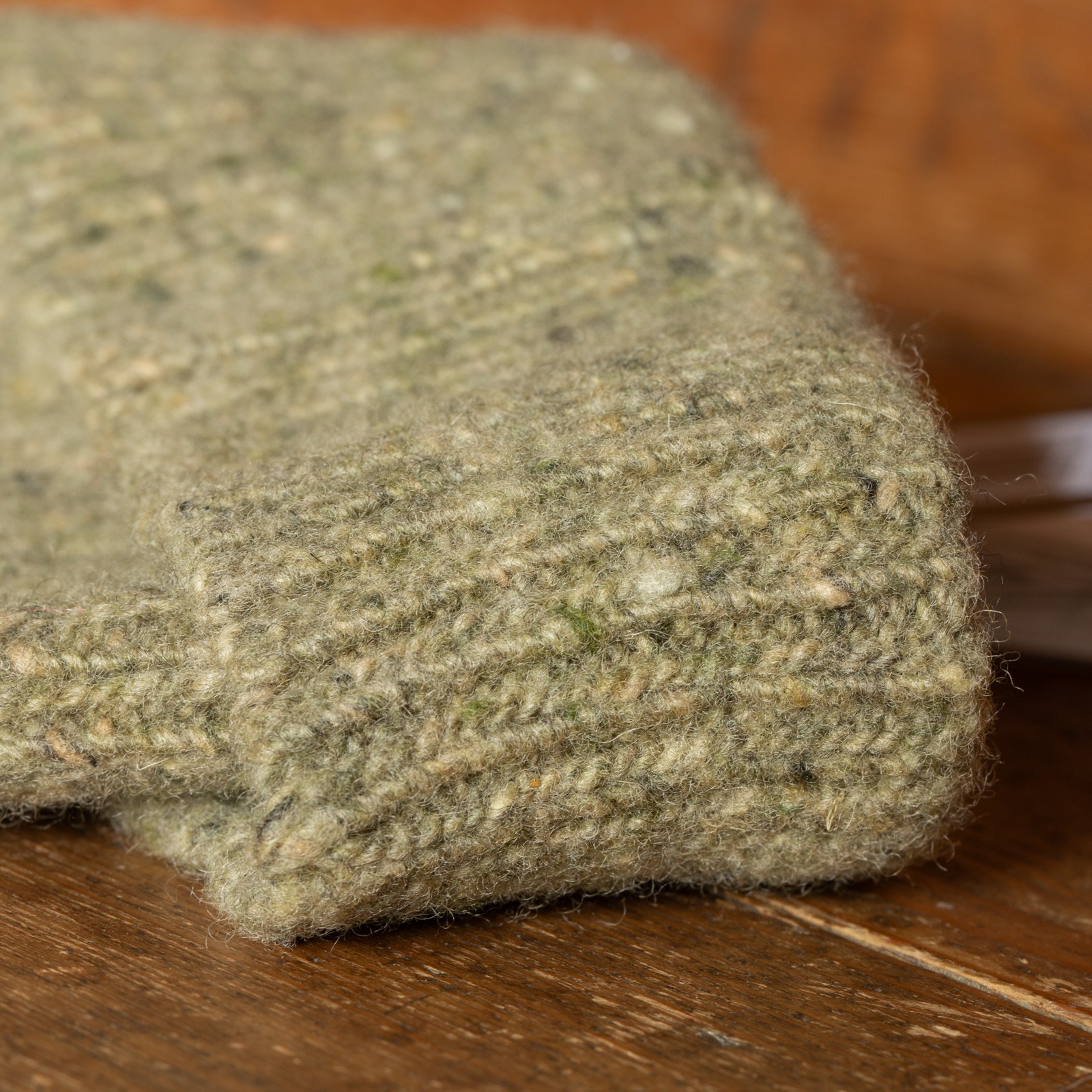 détail flâneurs bonnet court Mackie en laine Ardara couleur Melvin