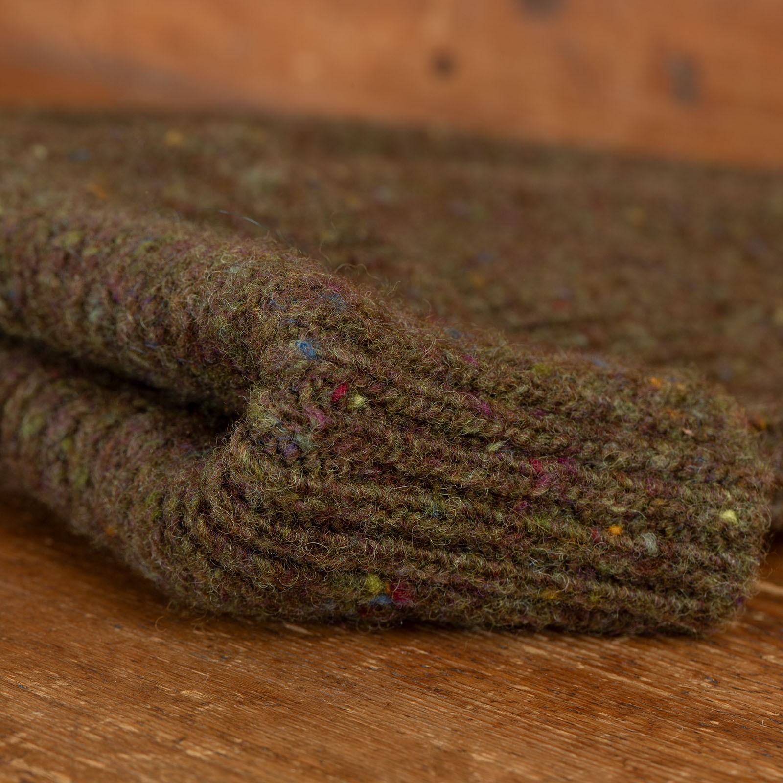 détail flâneurs bonnet court Mackie en laine Ardara couleur Ballycastle