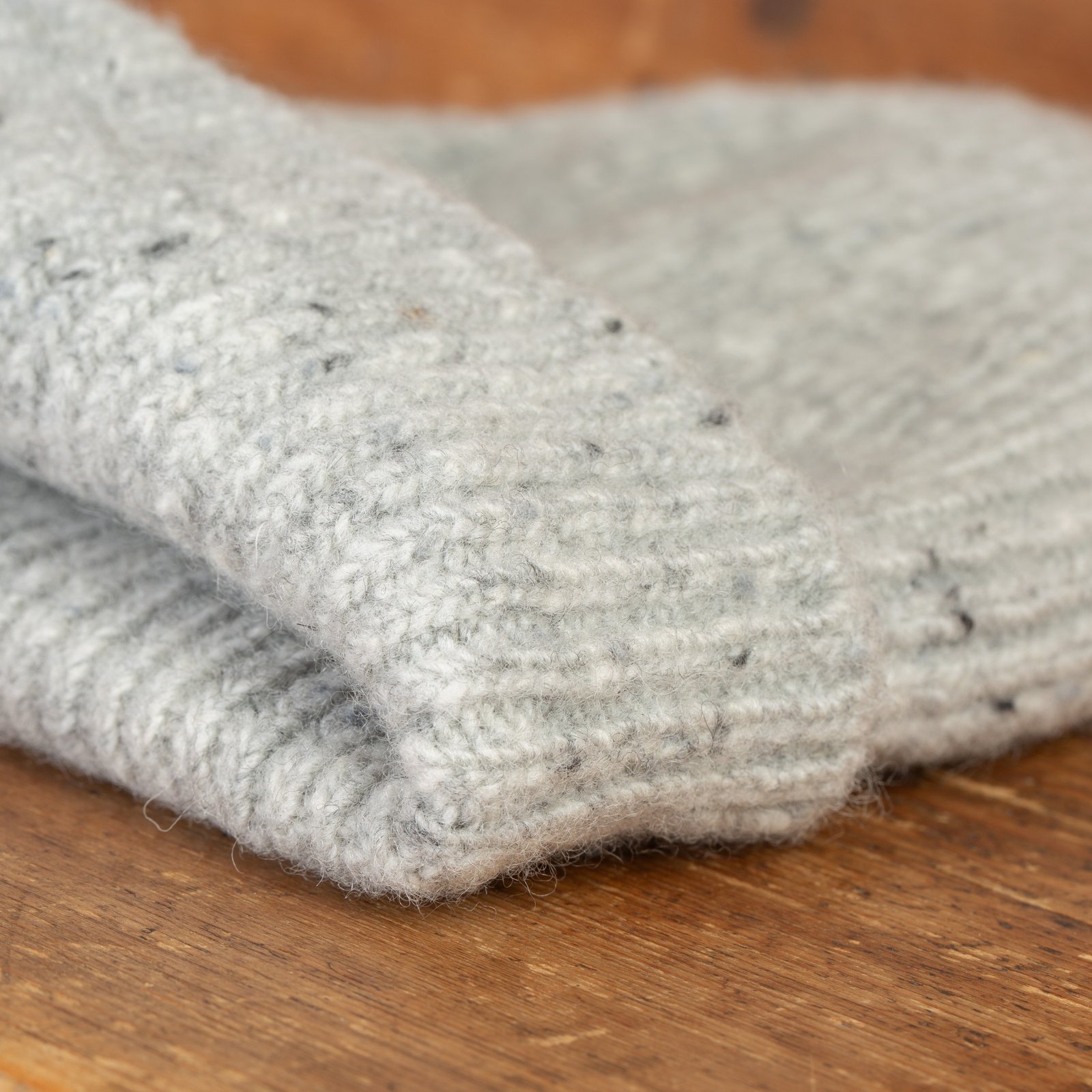 détail flâneurs bonnet court Mackie en laine Ardara couleur Arthonia