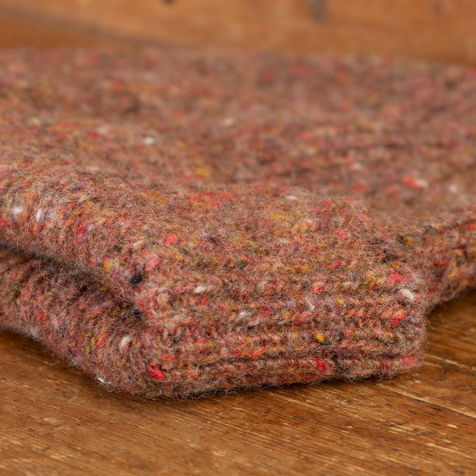 détail flâneurs bonnet court Mackie en laine Ardara couleur sunset