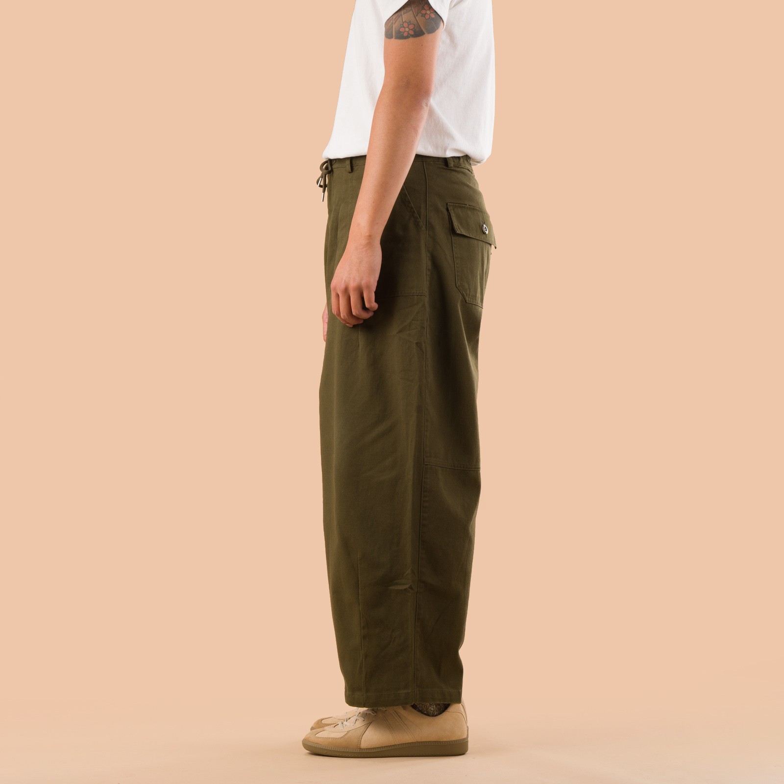 image flâneurs pantalon large FRIZMWORKS  Twill Balloon Pants Olive side