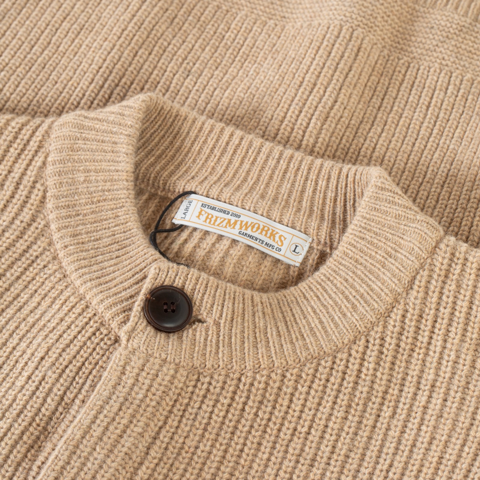detail flâneurs FRIZMWORKS  Heavy Wool Round Cardigan Oatmeal col