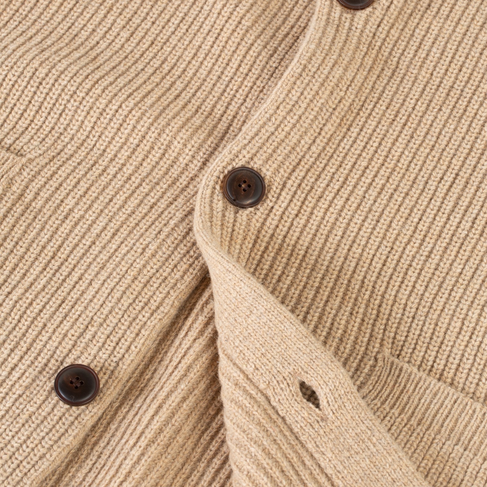 detail flâneurs FRIZMWORKS  Heavy Wool Round Cardigan Oatmeal boutons