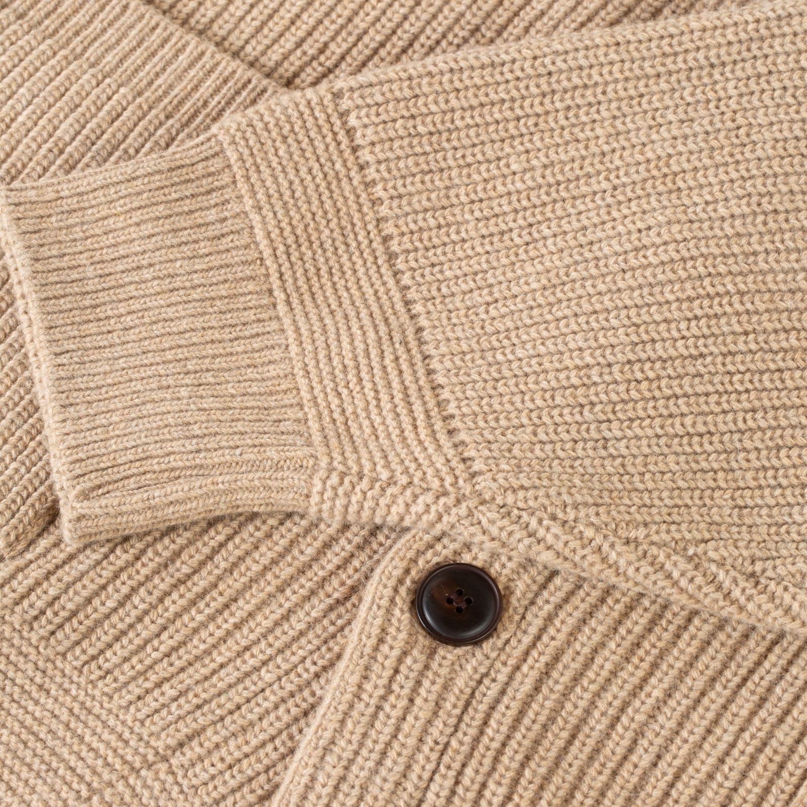 detail flâneurs FRIZMWORKS  Heavy Wool Round Cardigan Oatmeal maille