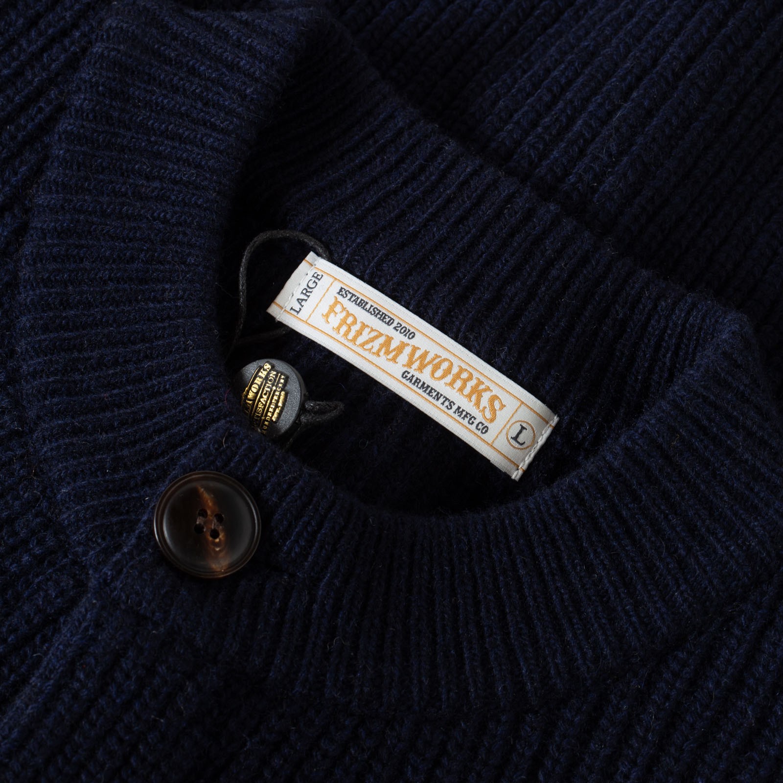 detail flâneurs FRIZMWORKS  Heavy Wool Round Cardigan navy col