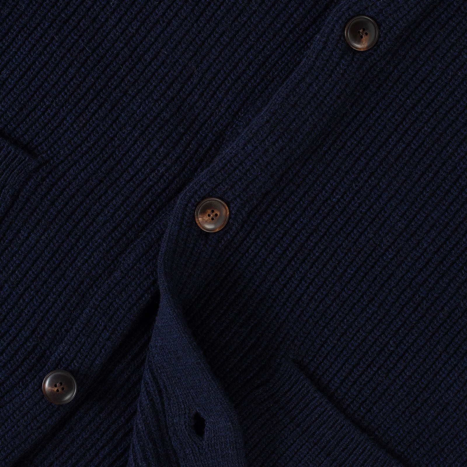 detail flâneurs FRIZMWORKS  Heavy Wool Round Cardigan navy boutons