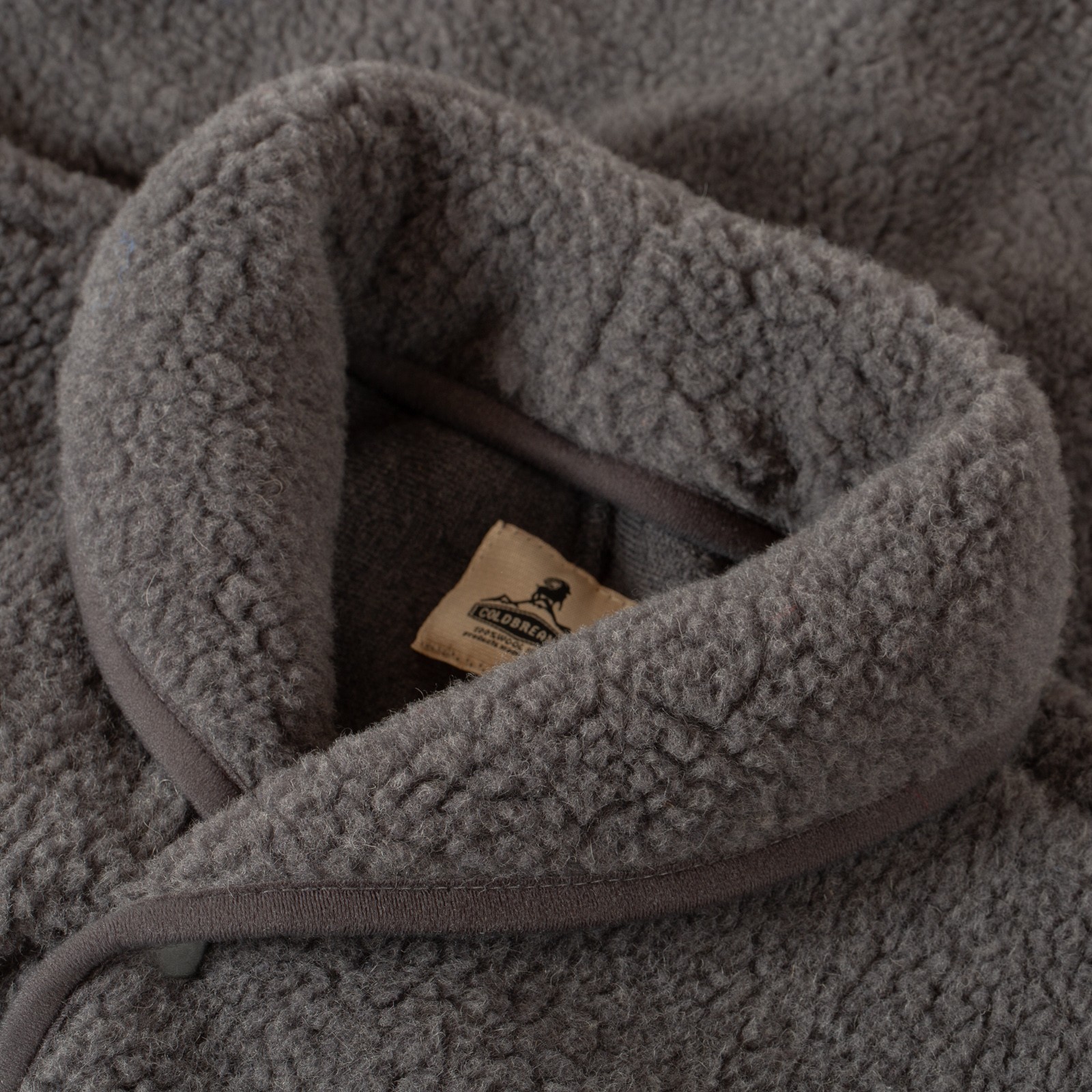 détail COLDBREAKER  Flâneurs Ultralight Retro Jacket Anthracite col