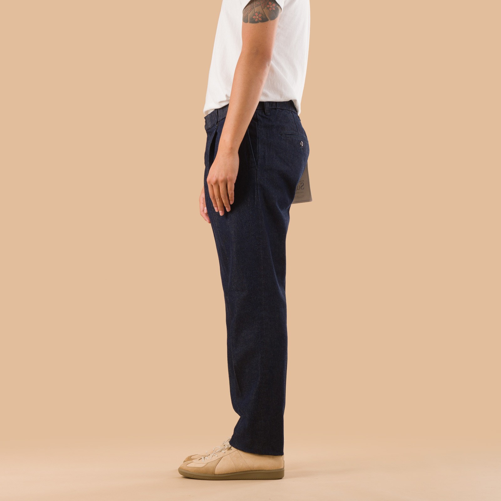 pantalon denim raw ajusté Sugar & Co image flâneurs porté de profil